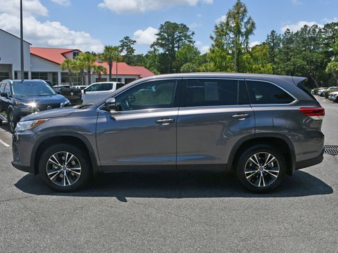 Used 2019 Toyota Highlander LE FWD image 2