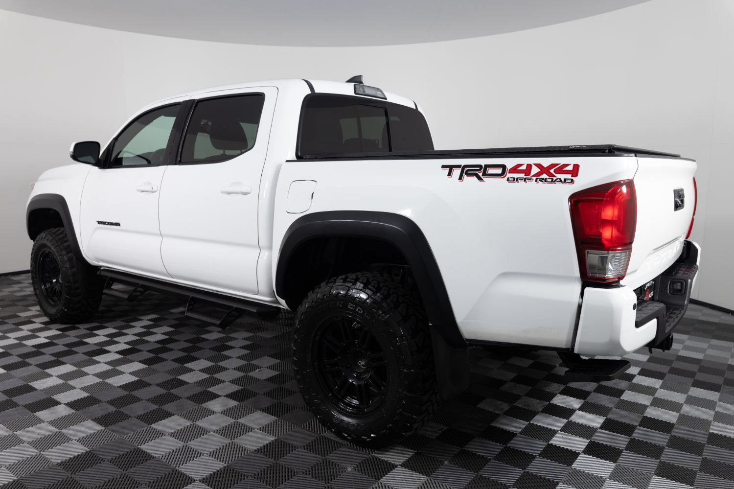 Used 2017 Toyota Tacoma TRD Off-Road w/ Premium & Technology Package AWD/4WD image 4