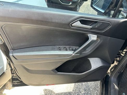 Used 2018 Volkswagen Tiguan SE FWD image 17