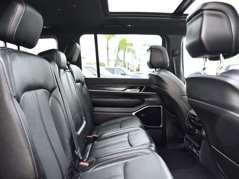 Used 2023 Jeep Wagoneer Series III w/ Premium Group I image 30