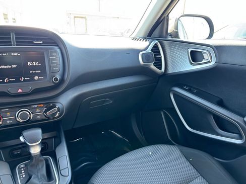 Used 2025 Kia Soul LX w/ LX Technology Package FWD image 34