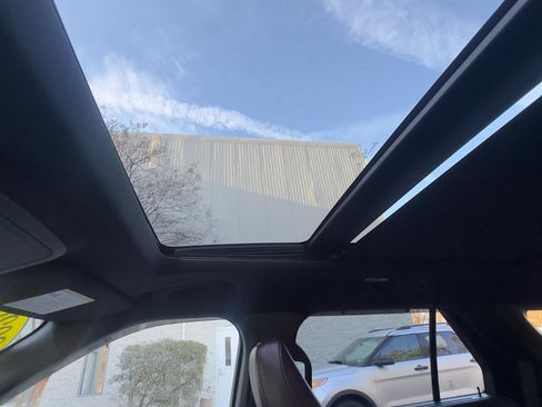 Certified 2020 Ford Explorer Platinum w/ Premium Technology Package image 31