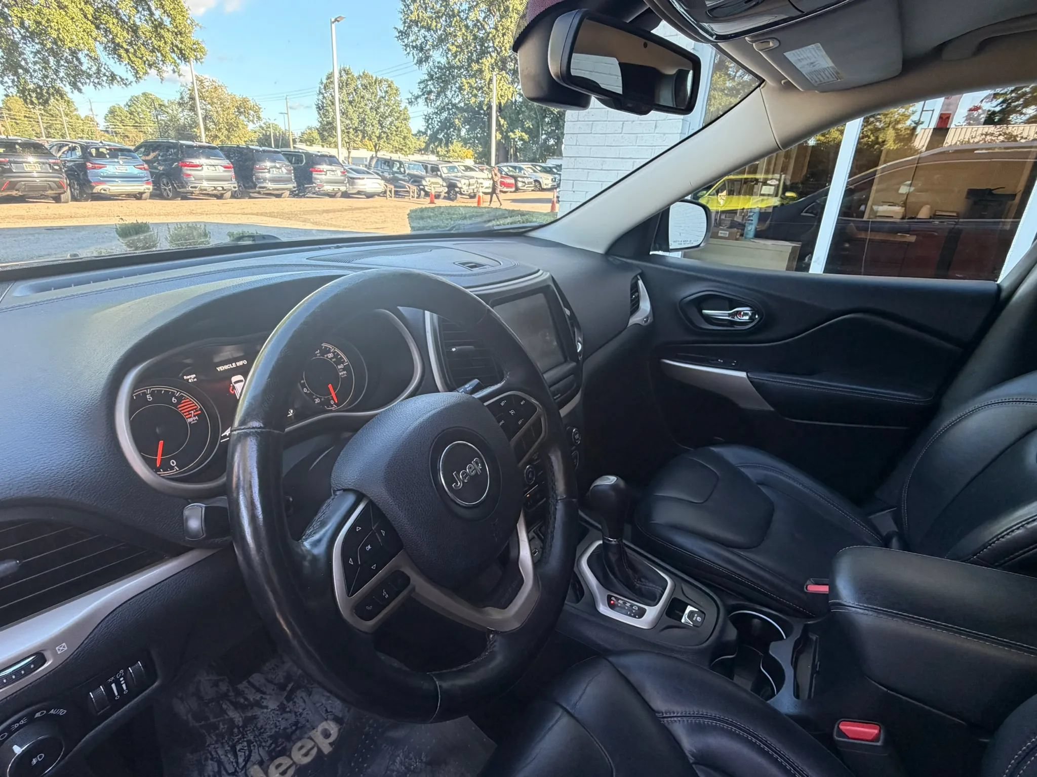 Used 2017 Jeep Cherokee Limited FWD image 28