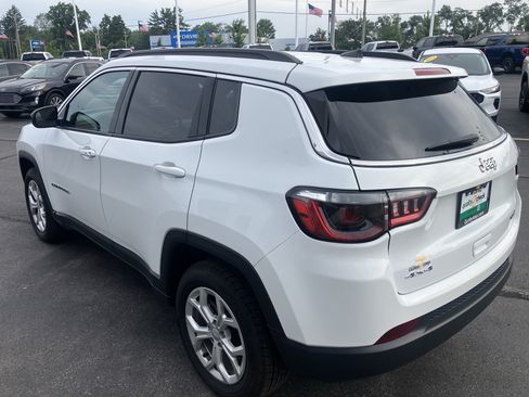 Used 2024 Jeep Compass Latitude AWD/4WD image 5