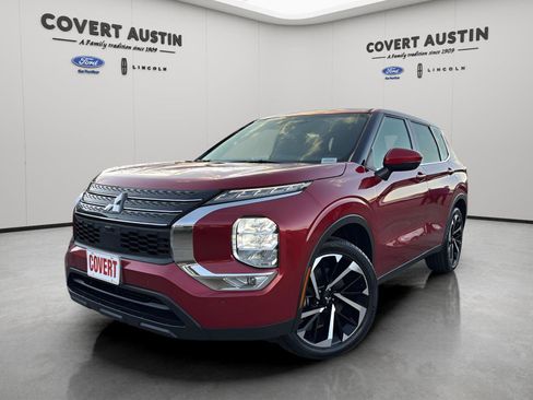 Used 2024 Mitsubishi Outlander SE image 1