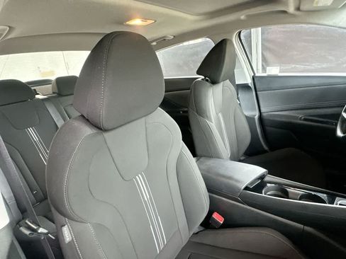 Used 2025 Hyundai Elantra SEL FWD image 27