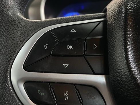 Used 2018 Chrysler Pacifica L image 27