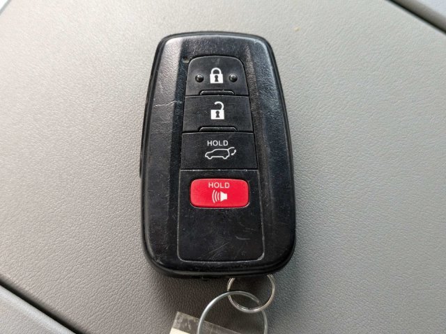 Used 2023 Toyota Highlander XLE FWD image 36