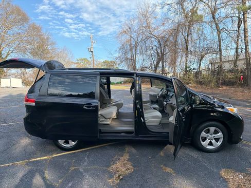 Used 2011 Toyota Sienna LE FWD image 30