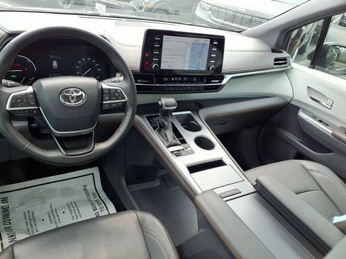 Used 2024 Toyota Sienna XSE FWD image 5