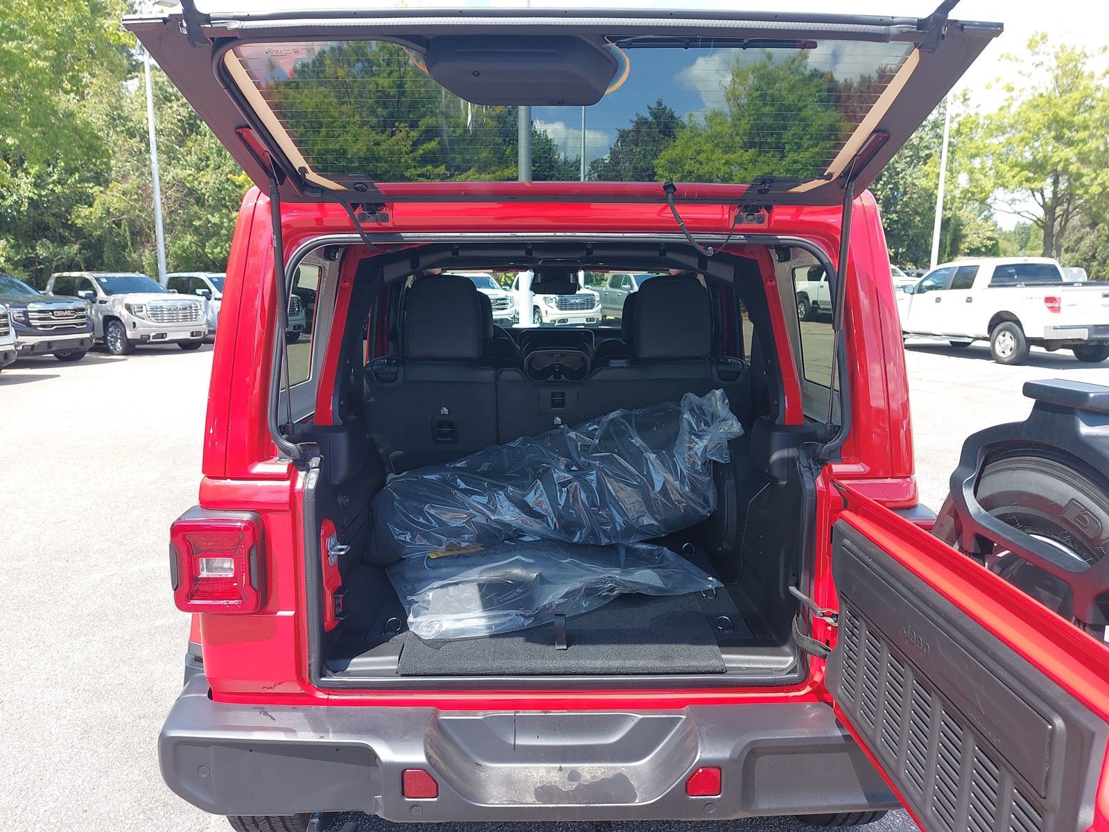 New 2026 Jeep Wrangler Unlimited Sahara AWD/4WD image 13