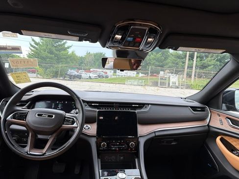 Used 2022 Jeep Grand Cherokee Summit w/ Advanced Protech Group IV AWD/4WD image 12