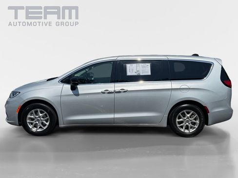 Used 2024 Chrysler Pacifica Touring-L FWD image 4