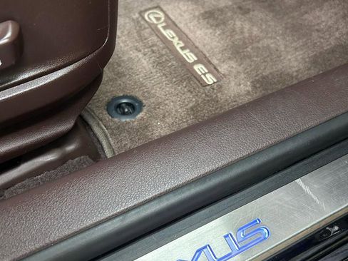 Used 2017 Lexus ES 300h w/ Luxury Package FWD image 16