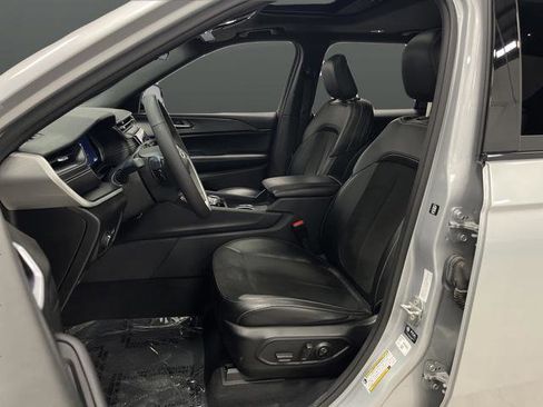 Used 2024 Jeep Grand Cherokee L Altitude image 4