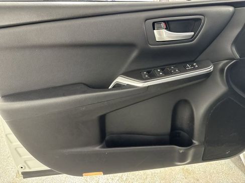 Used 2017 Toyota Camry SE image 19