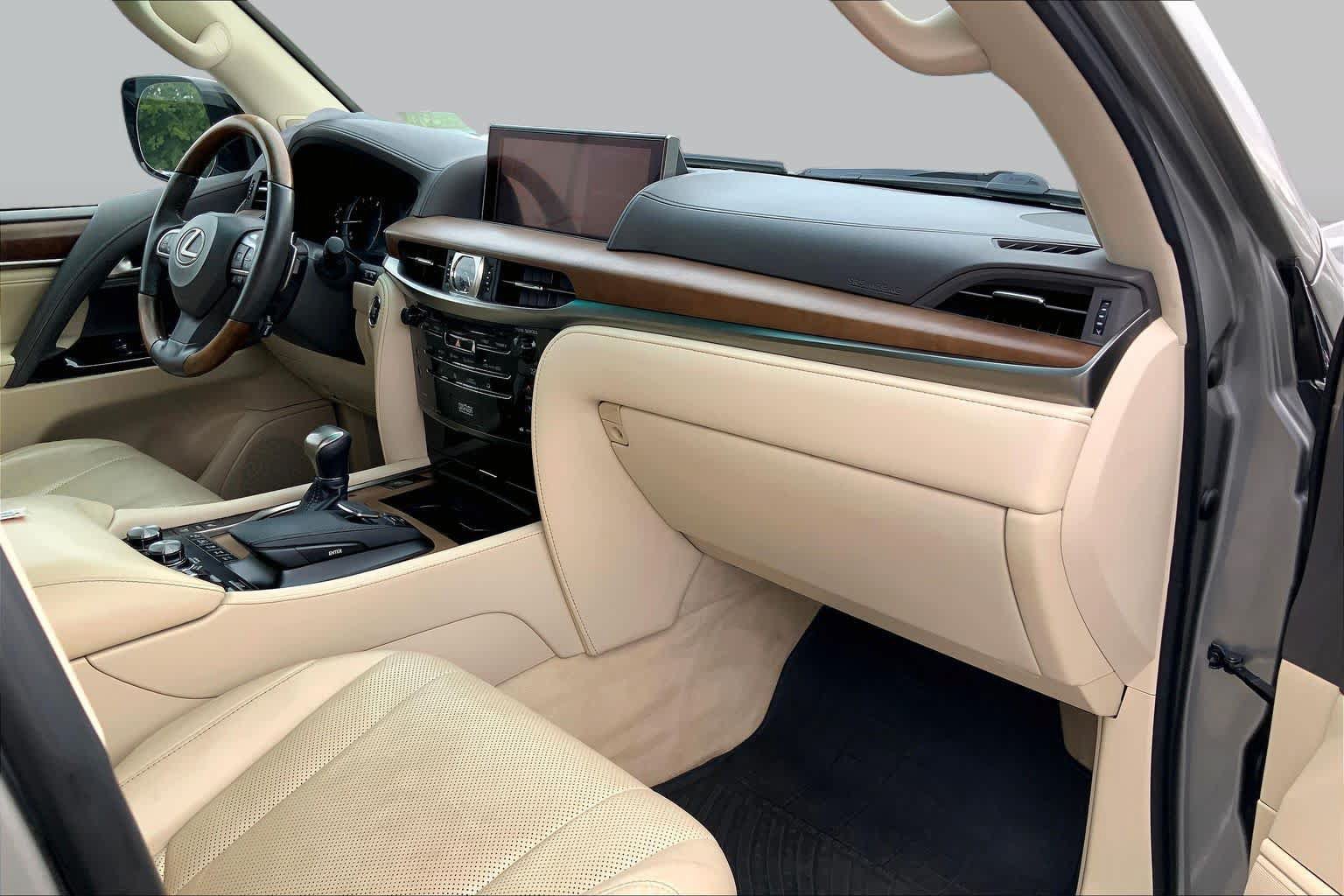 Used 2017 Lexus LX 570 4WD w/ Luxury Package image 18