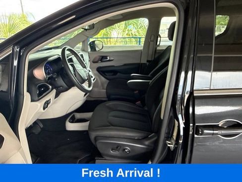 Used 2023 Chrysler Voyager LX FWD image 2