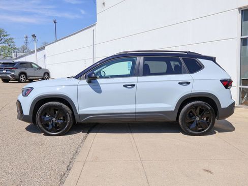 Used 2025 Volkswagen Taos SE FWD image 2