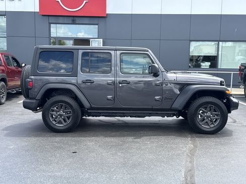 Used 2025 Jeep Wrangler Unlimited Sport AWD/4WD image 2