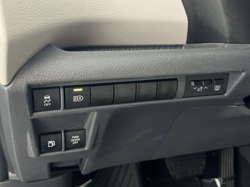 Used 2023 Toyota Sienna LE image 32