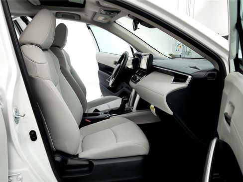 Certified 2023 Toyota Corolla Cross LE image 29