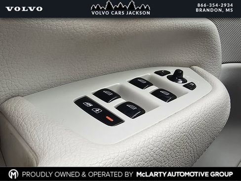 Used 2018 Volvo XC90 T6 Momentum w/ Convenience Package image 16