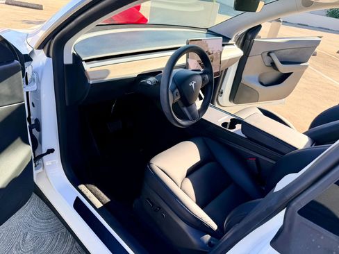Used 2023 Tesla Model Y AWD image 22