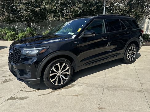 Used 2025 Ford Explorer ST-Line AWD/4WD image 3