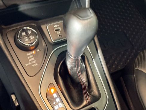 Used 2020 Jeep Cherokee Trailhawk image 18