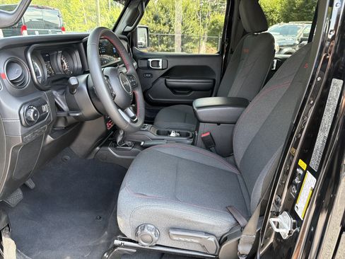 Used 2024 Jeep Wrangler Unlimited Rubicon AWD/4WD image 11