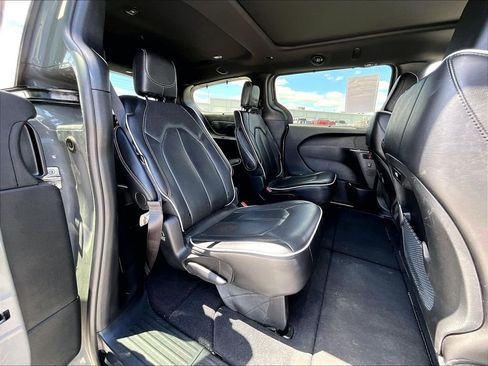 Used 2025 Chrysler Pacifica Limited FWD image 16