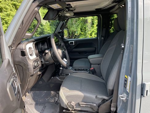 Used 2025 Jeep Wrangler Unlimited Sahara AWD/4WD image 15