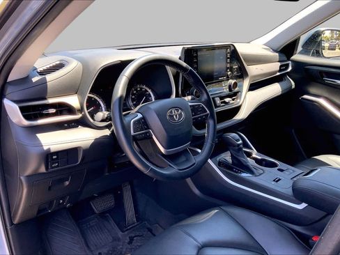 Used 2022 Toyota Highlander XLE FWD image 17