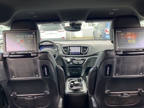 Used 2018 Chrysler Pacifica Touring-L Plus w/ Advanced Safetytec Group FWD image 18