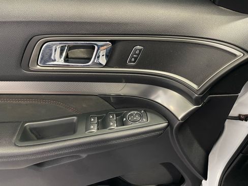 Used 2019 Ford Explorer XLT w/ Equipment Group 202A AWD/4WD image 24