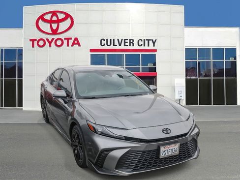 Used 2025 Toyota Camry SE w/ Convenience Package FWD image 1