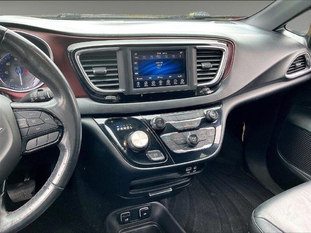 Used 2020 Chrysler Pacifica Touring-L FWD image 18