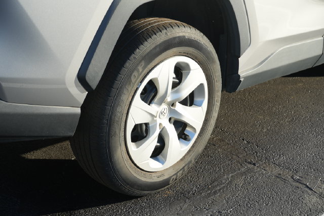 Used 2021 Toyota RAV4 LE FWD image 18