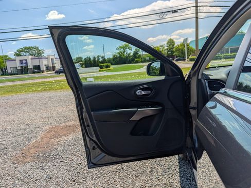 Used 2019 Jeep Cherokee Limited AWD/4WD image 10