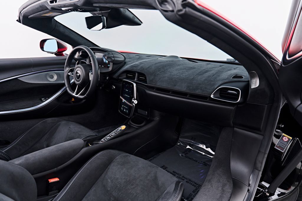 Used 2025 McLaren Artura Spider RWD image 48