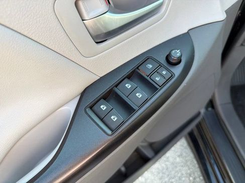 Used 2018 Toyota Sienna LE w/ Carpet Mat Package AWD/4WD image 25