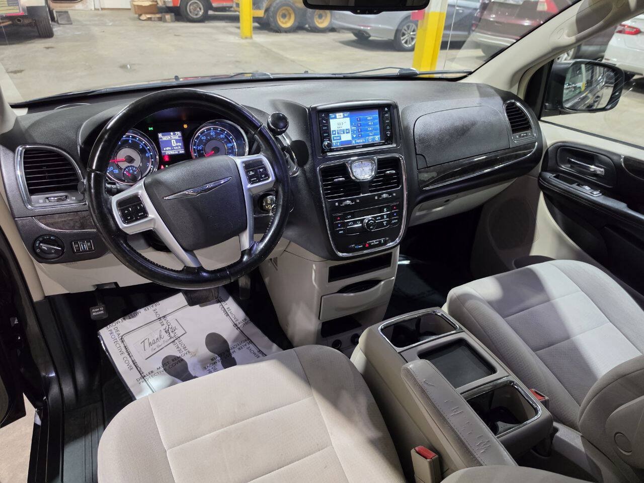 Used 2011 Chrysler Town & Country Touring FWD image 27