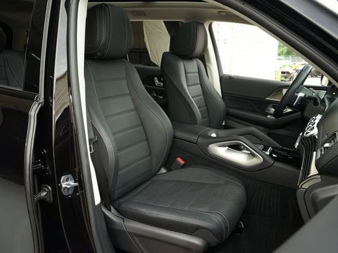 Used 2025 Mercedes-Benz GLS 450 4MATIC image 11