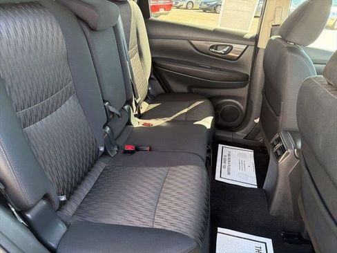 Used 2018 Nissan Rogue SV image 18