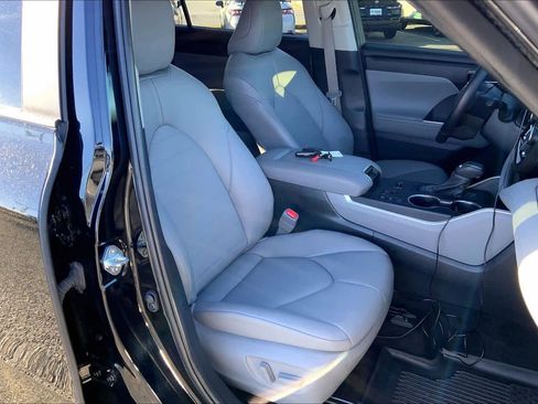 Used 2024 Toyota Highlander XLE image 9