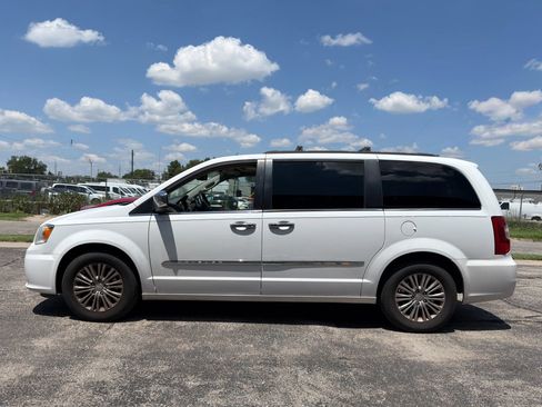 Used 2016 Chrysler Town & Country Touring-L FWD image 4