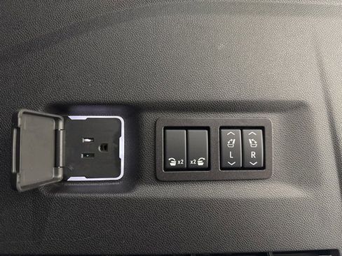 Used 2025 Chevrolet Suburban Z71 w/ Comfort Package image 32