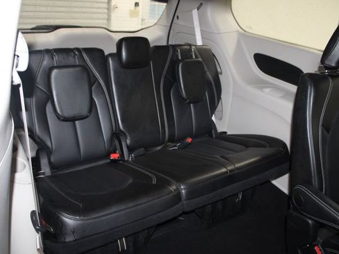 Used 2024 Chrysler Pacifica Touring-L FWD image 31