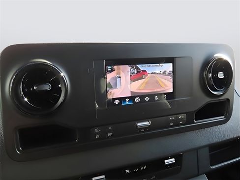 Used 2024 Mercedes-Benz Sprinter 2500 image 39